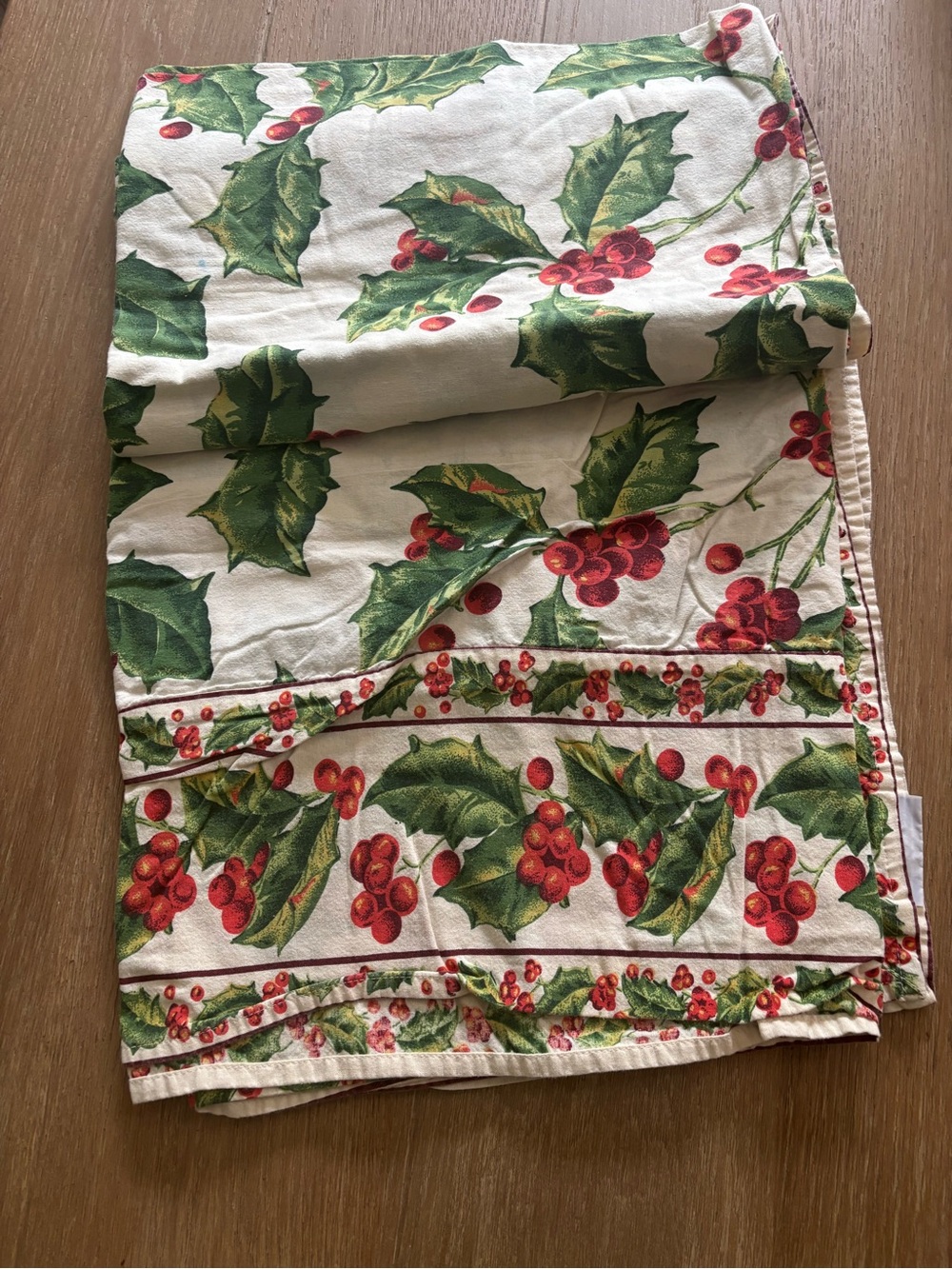 April corner Holiday Holly Print Tablecloth- Red & Green